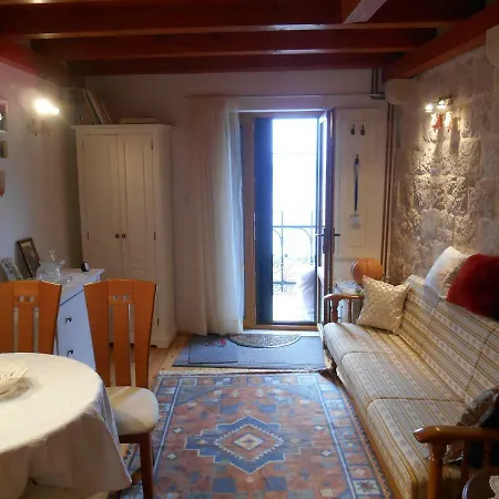 Villa Small House Pivcevi Podgora (Split-Dalmatia)