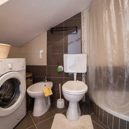 Small House Pivcevi Podgora (Split-Dalmatia)