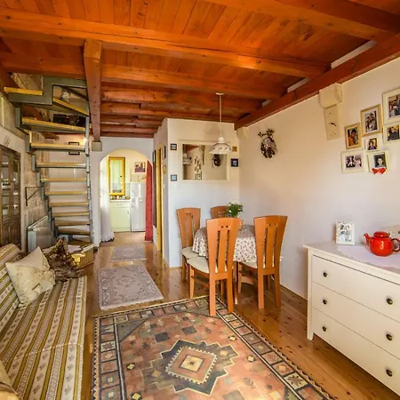 Villa Small House Pivcevi Podgora (Split-Dalmatia)