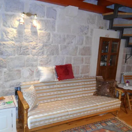 Small House Pivcevi * 伯德古拉